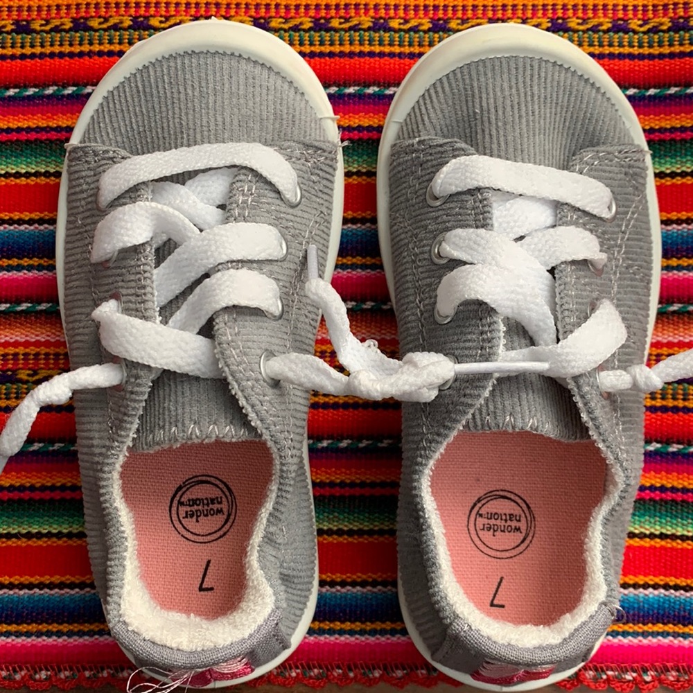 Wonder Nation Girls Size 7 Grey W/ pink and white design on the heel of shoe.